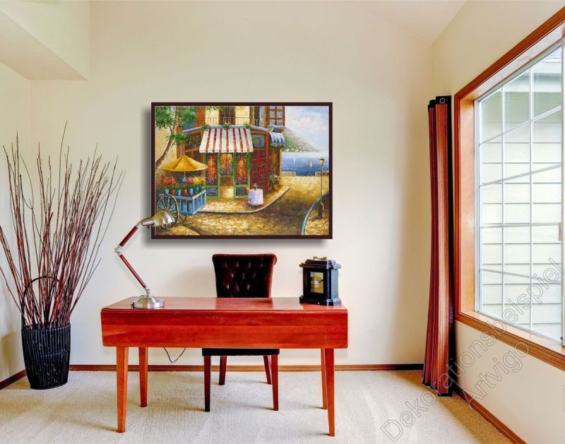 Arbeitszimmer mit einem ruhigen, maritimen Wandbild mit Straßencafe im Bilderrahmen