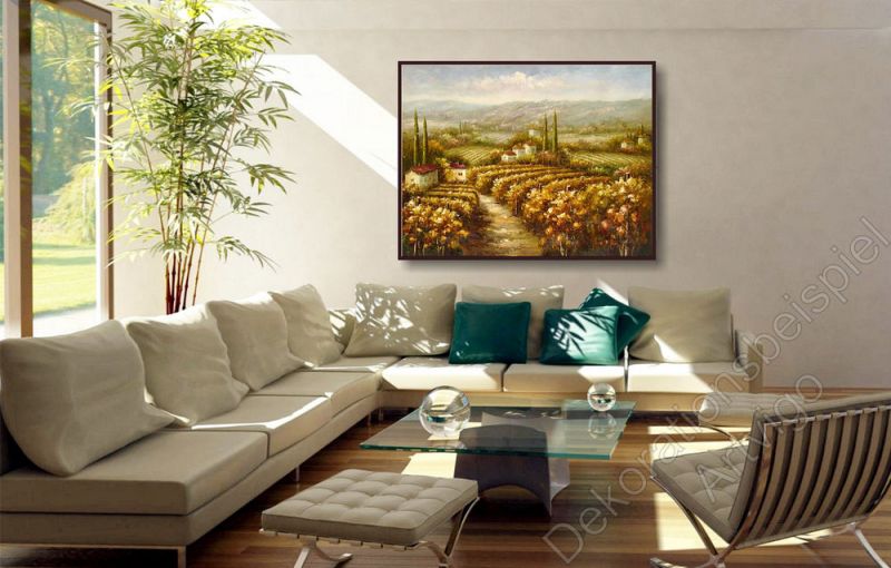 Wohnzimmer mit einem detailreichen, warmen Wandbild mit Italienischen Weinbergen