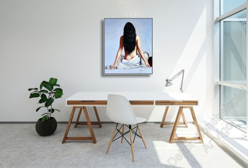 Modernes Arbeitszimmer mit hellem Schreibtisch. Als Dekoration hängt ein eingerahmtes Bild. Frau mit nacktem Rücken.