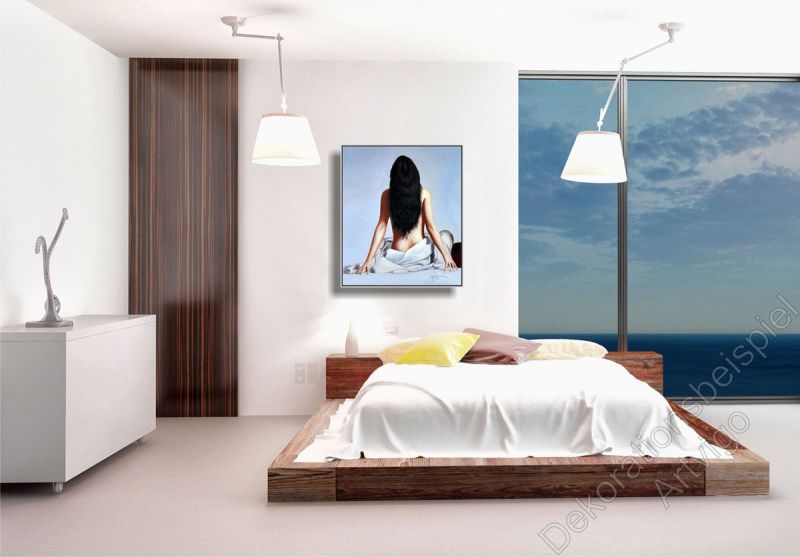 Schlafzimmer mit einer hellen Wand. Dekorationsbeispiel ein eingerahmtes Bild Frauenakt