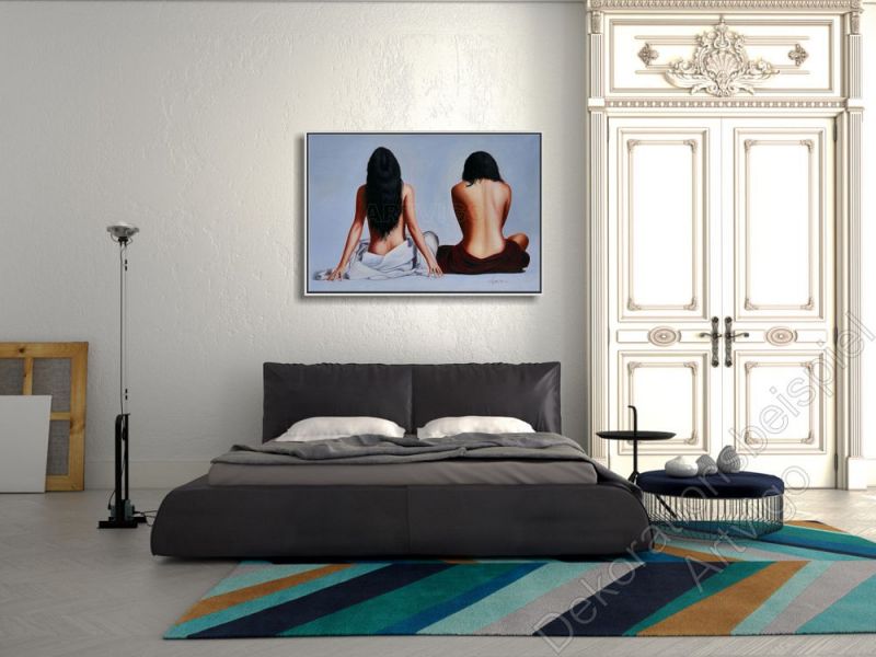 Schlafzimmer mit einer hellen Wand. Dekorationsbeispiel ein eingerahmtes Bild Frauenakt