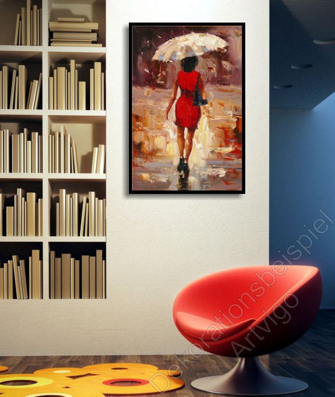 Wohnzimmer mit Schalensessel in Orange. Als Dekoration an der Wand hängt ein eingerahmtes Bild. Frau mit rotem Kleid, Schirm und Stöckelschuhen.