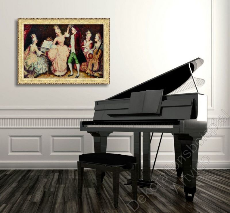 Musikzimmer mit schwarzem Flügel. Wanddekoration ist das Gemälde einer Feier im Barock