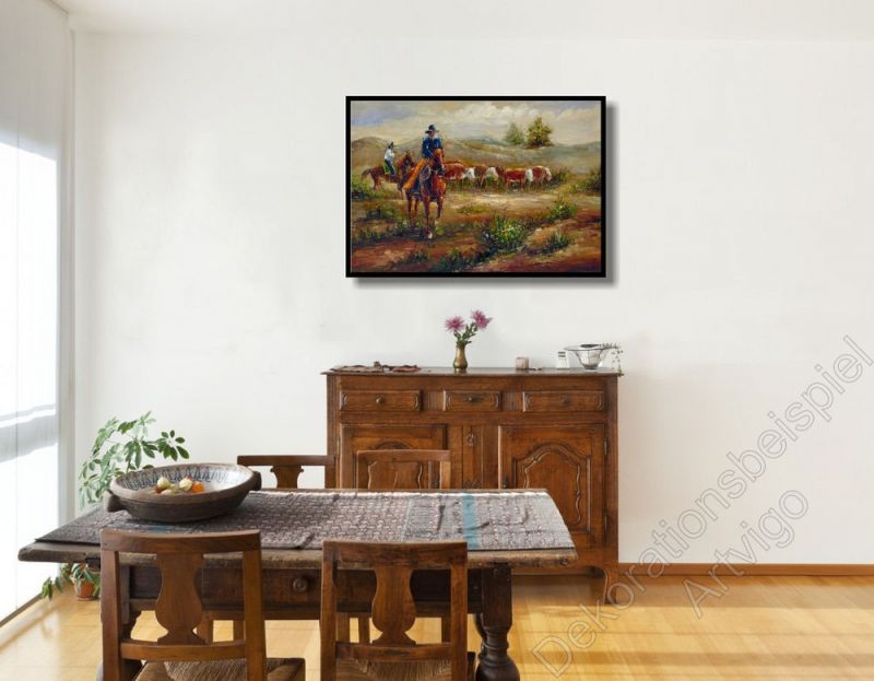 Wohnzimmer mit einem einfachen Wandbild mit Reitern in der Steppe im Schattenfugen Rahmen