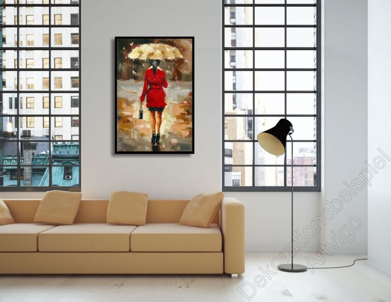 Helles Loft mit einer hellen Wand. Dekorationsbeispiel ein eingerahmtes Bild Frau mit rotem Kleid und Schirm