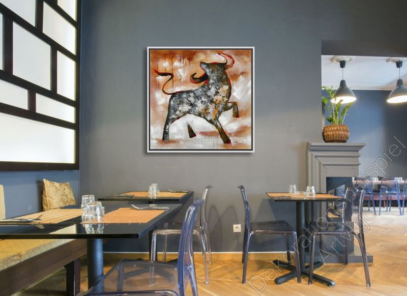 Restaurant mit einer grauen Wand. Dekoration ist ein gemälde mit eiemm Stier.