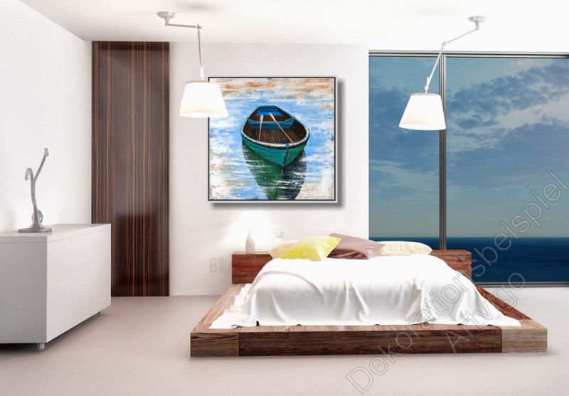 Stylishes Schlafzimmer. Zur Dekoration hängt ein maritimes Bild mit Schattenfugenrahmen über dem Bett