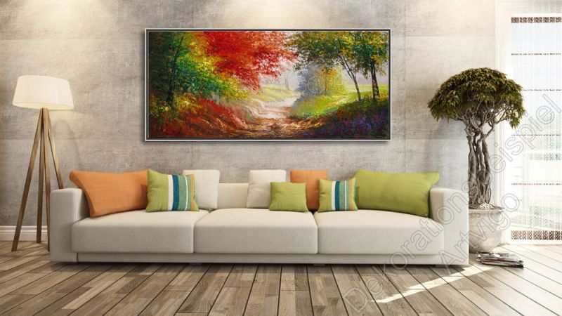 Modernes Wohnzimmer, helle Wand und helles Sofa. Dekoration Gemälde farbenfrohe Landschaft von Americo Ccala im Schattenfugenrahmen