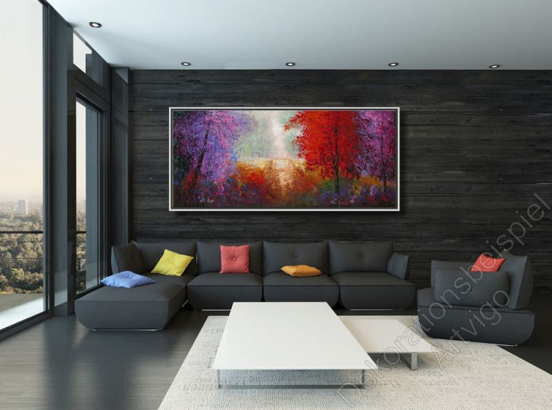 Moderne Wohnung mit dunkler Wand. Dekorationsbeispiel Gemälde Landschaft von Americo Ccala