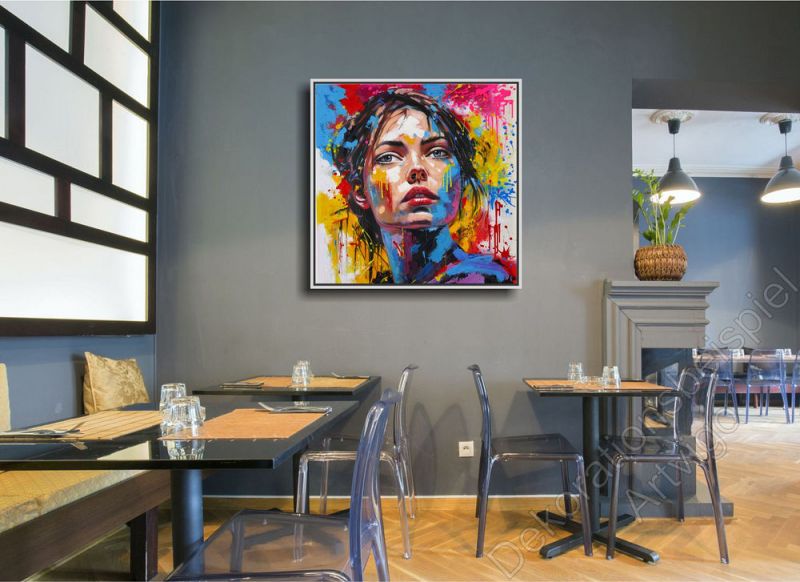 Restaurant mit einem abstrakten, bunt gemalten Gesicht
