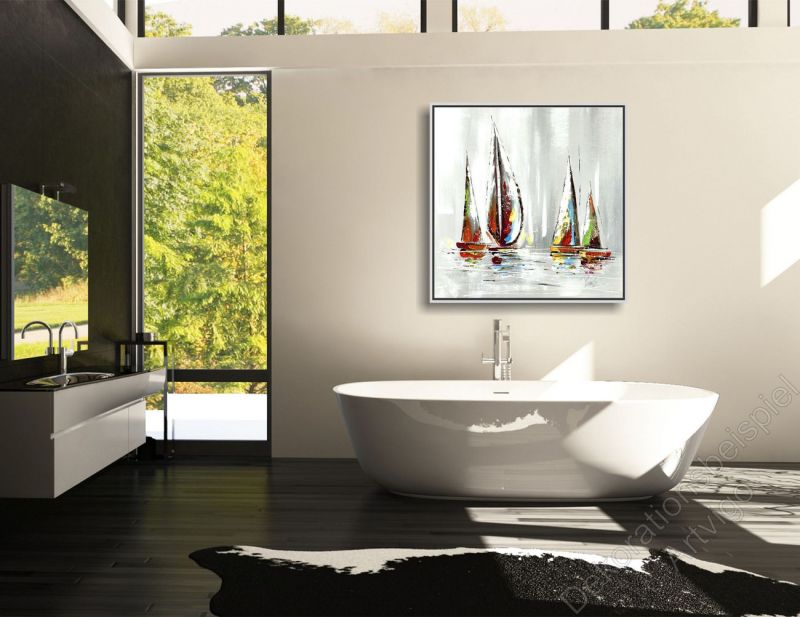 Badezimmer mit einem abstrakten, fröhlichen Wandbild mit Segelbooten im Schattenfugenrahmen