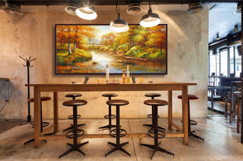 Eine Bar oder Pub. An der Wand hängt ein schönes Landschsftsgemälde vom Herbst