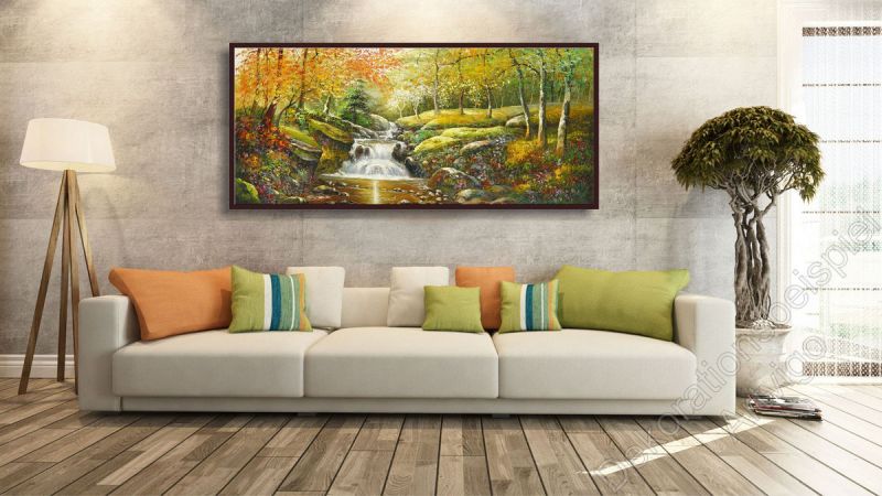 Stilvolles Wohnzimmer. Zur Dekoration hängt ein original Bild. Landschaft mit kräftigen Farben im Bilderrrahmen