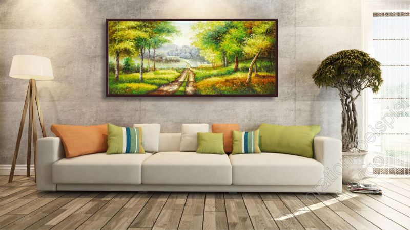 Stilvolles Wohnzimmer. Zur Dekoration hängt ein original Bild. Landschaft mit kräftigen Farben im Bilderrrahmen