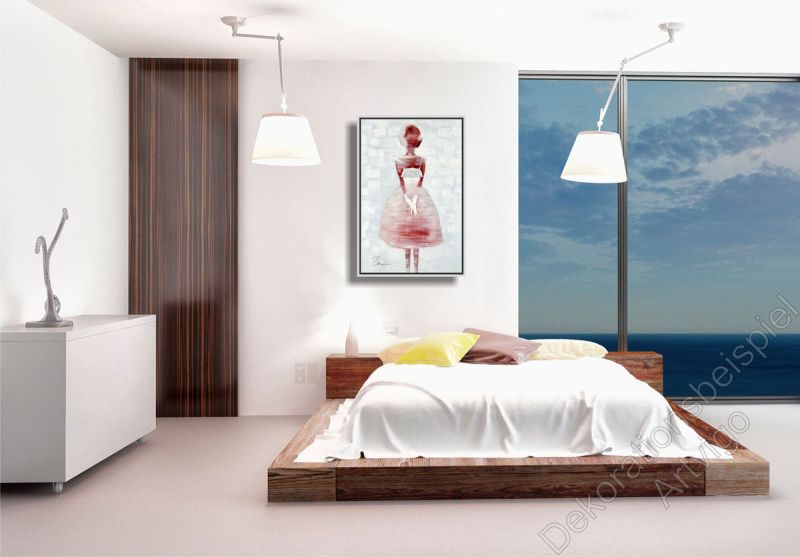 Helles Schlafzimmer. Als Dekorationsidee ein Gemälde mit einer abstrakten Frau im Bilderrahmen
