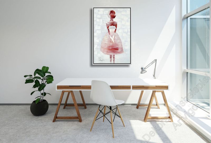 Home Office mit Schreibtisch. Als Dekoration ein Gemälde mit einem abstrakten Mädchen. Bild in einem Schattenfugenrahmen.