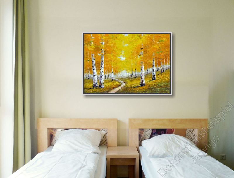 Ein Schlafzimmer oder Hotel. An der Wand hängt ein schönes Landschsftsgemälde mit Birken