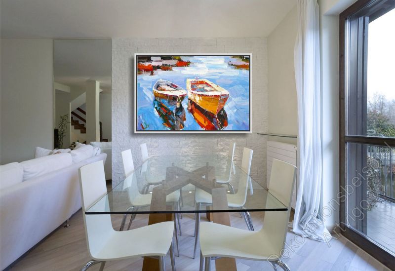 Modernes Esszimmer mit Glastisch. Zur Dekoration hängt ein maritimes Bild mit Schattenfugenrahmen an der Wand