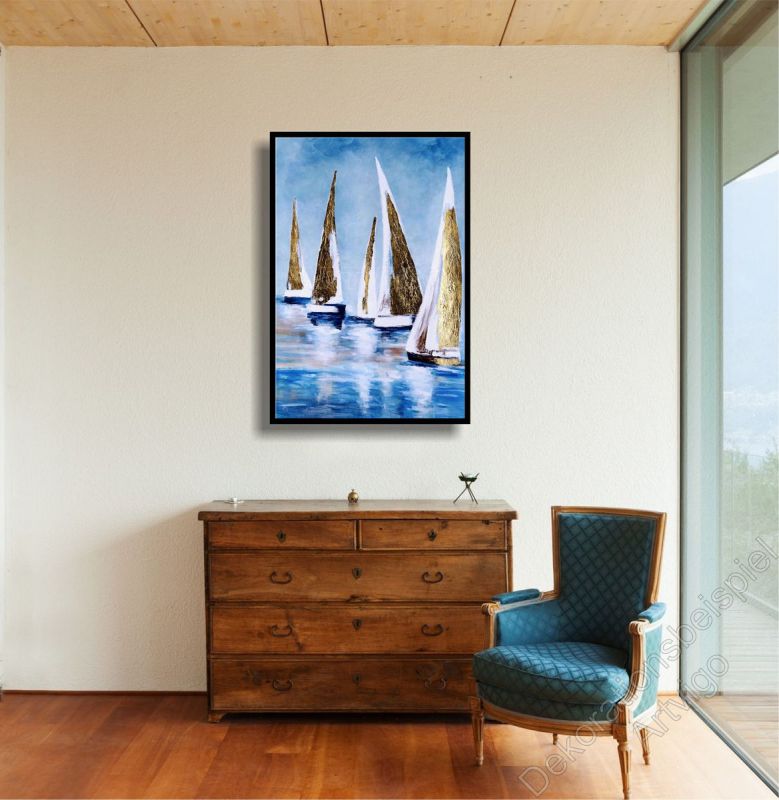 Wohnraum mit einem abstrakten,  maritim gemalten Wandbild. Segelboote im Bilderrahmen.