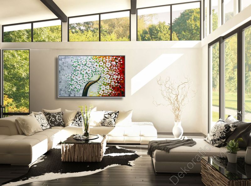 Wintergarten mit Sofa vor einer hellen Wand. Dekorationsbeispiel ein eingerahmtes Bild Kirschblüte