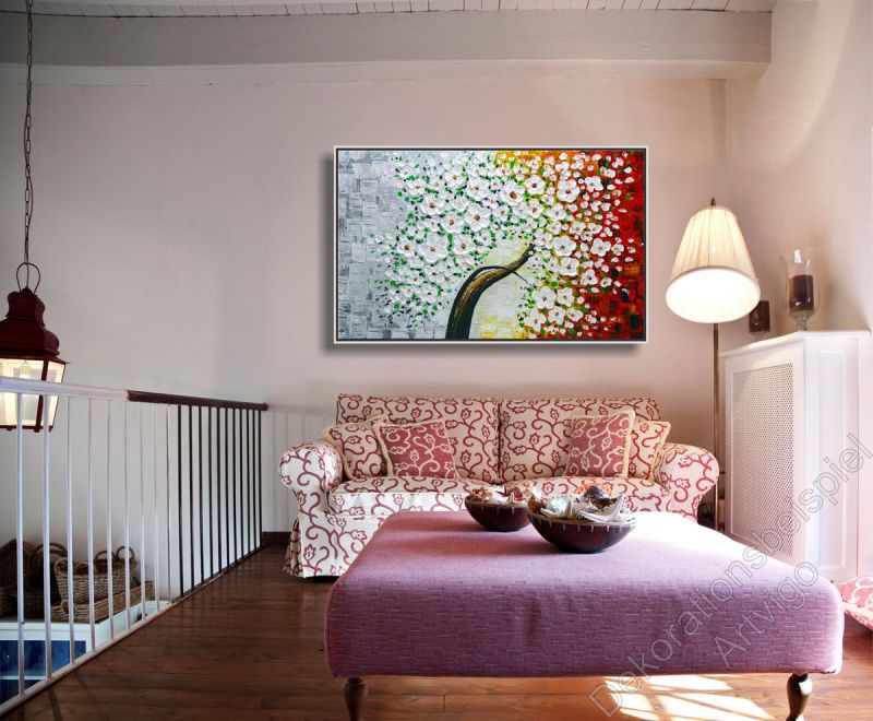 Helles Wohnzimmer mit Wohlfühlecke. An der Wand Kirschblüte, modern gemalt.