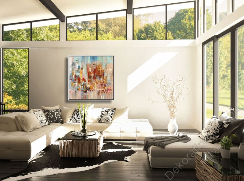 Heller Raum. Zur Dekoration ein Bild einer abstrakten Stadt an der Wand