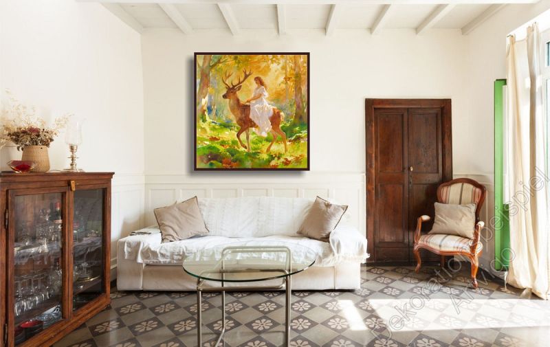 Helles Wohnzimmer mit Komode. An der Wand hängt ein Hirsch mit Reiterin, modern gemalt.