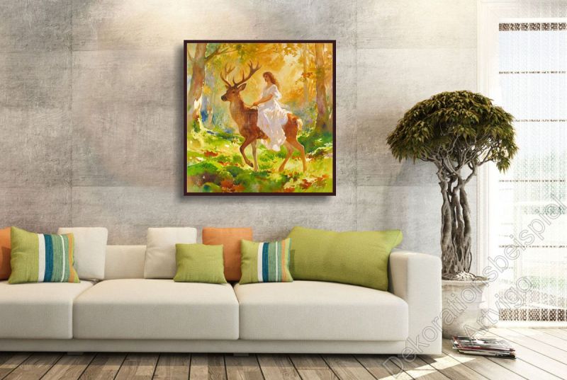 Sofa mit Dielenboden. An der Wand ein Waldgemälde Frau und Hirsch.