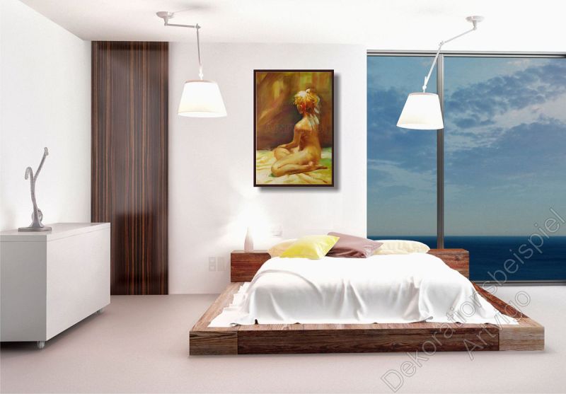 Schlafzimmer mit einer hellen Wand. Dekorationsbeispiel ein eingerahmtes Bild Frauenakt