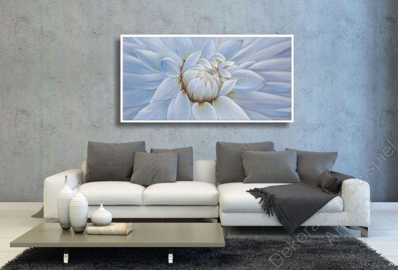 Modernes Wohnzimmer. Über dem Sofa hängt ein Kunstwerk von einer großen Blüte.