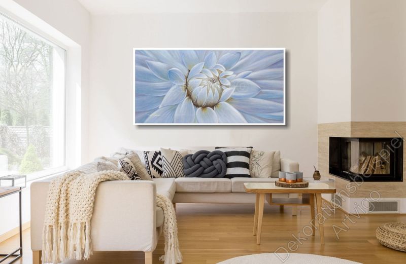 Wohnzimmer mit Eckkamin. An der Wand hängt ein Ölgemälde von einer großen Blume