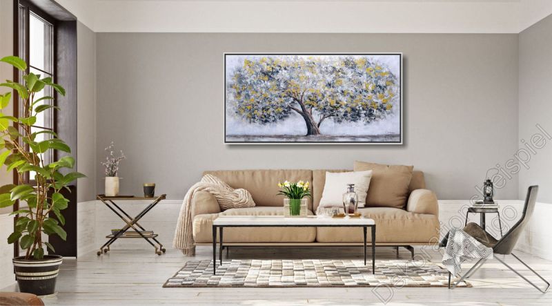 Elegantes Wohnzimmer. Über dem Sofa hängt ein Kunstwerk von einem kunstvollen Baum.