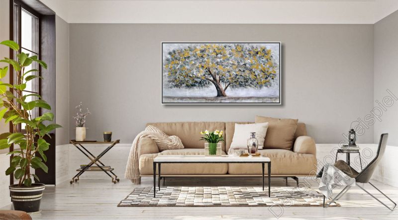 Elegantes Wohnzimmer. Über dem Sofa hängt ein Kunstwerk von einem kunstvollen Baum.