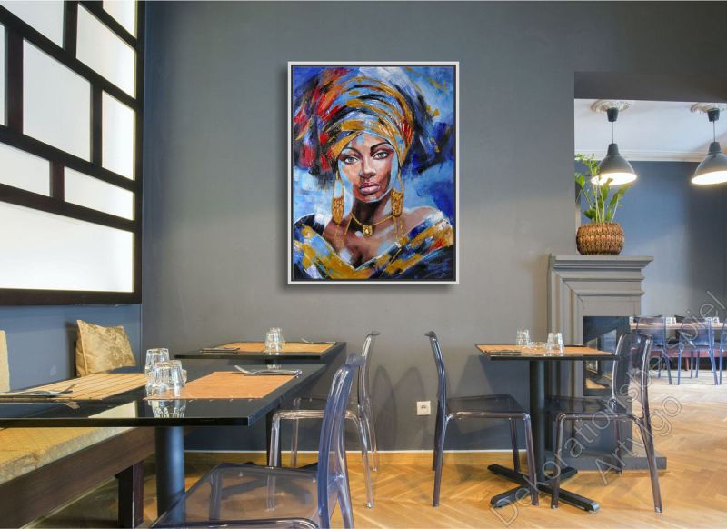 Restaurant mit einem abstrakten, bunt gemalten Wandbild. Afrikanerin im Bilderrahmen.