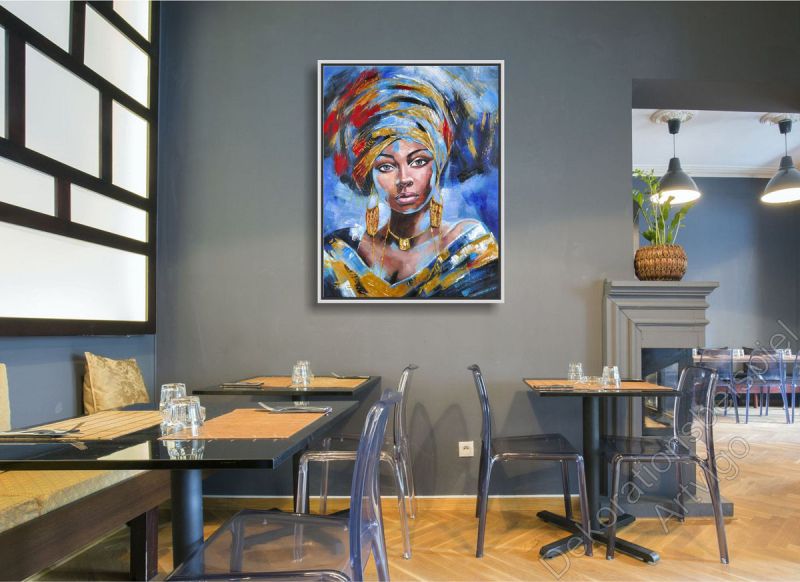Restaurant mit einem abstrakten, bunt gemalten Wandbild. Afrikanerin im Bilderrahmen.