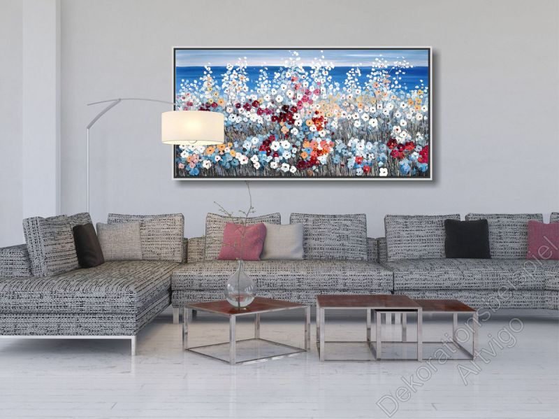 Wartezimmer mit grauer Wand. An der Wand hängt ein Ölgemälde mit bunten Blumen im Bilderrahmen