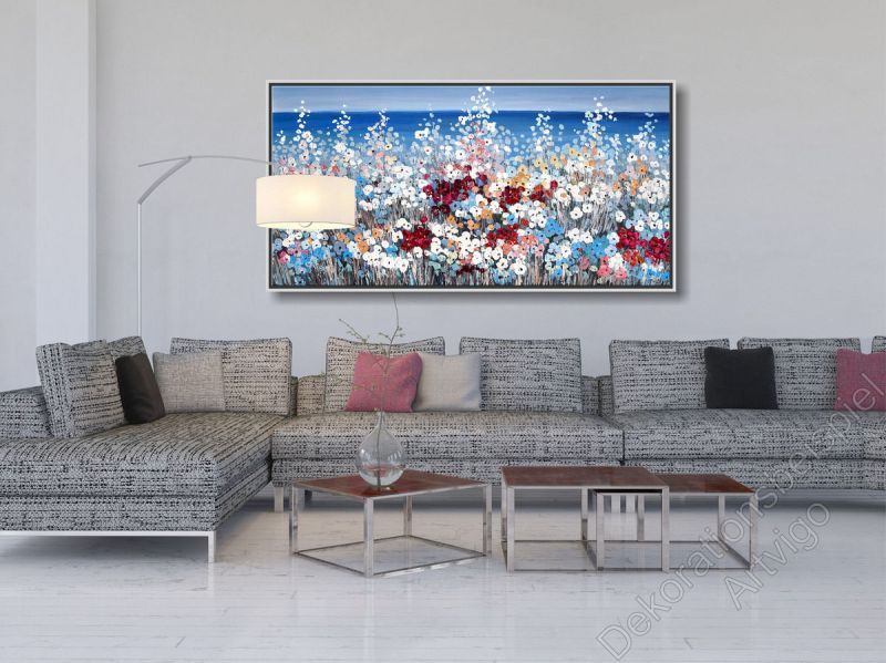 Wartezimmer mit grauer Wand. An der Wand hängt ein Ölgemälde mit bunten Blumen im Bilderrahmen