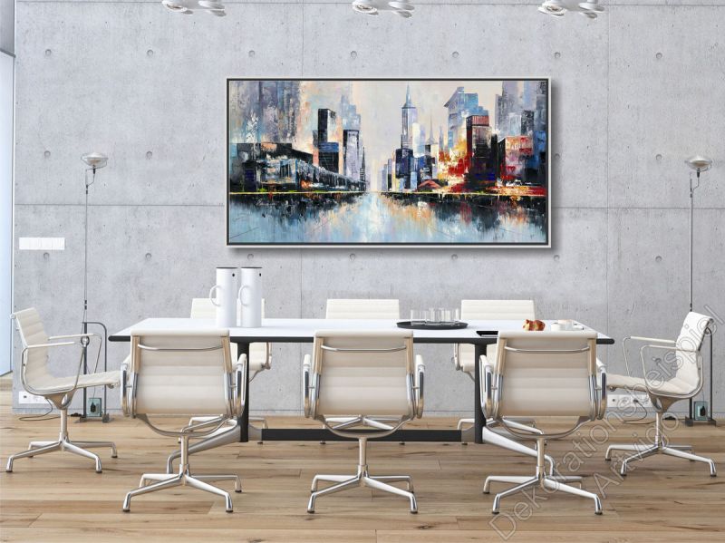 Kühler Kongerenzraum. Über dem Konferenztisch hängt ein Kunstwerk von einer Skyline