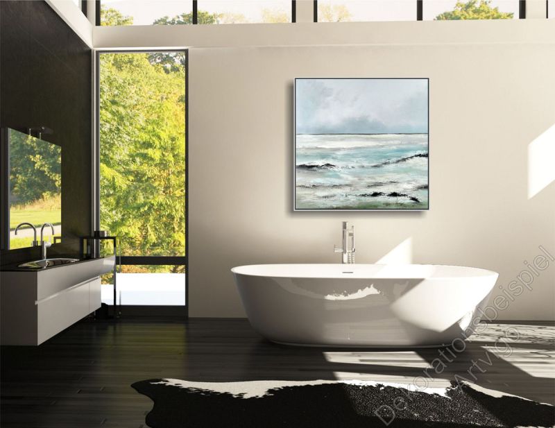 Badezimmer mit einem hellen Wanne und abstrakten, unaufgeregten Seemotiv im Bilderrahmen
