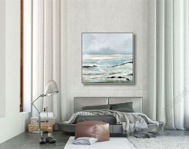 Loft mit heller Wand. Als Dekoration ein Bild vom Meer im Schattenfugenrahmen