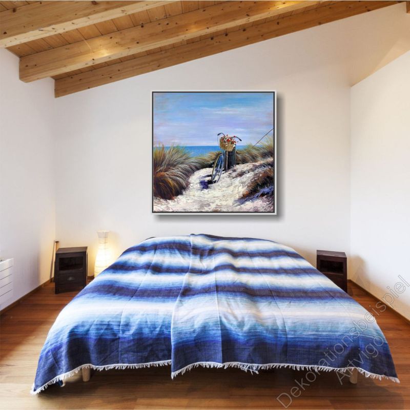 Schlafzimmer mit heller Wand. Als Dekoration ein Bild von Strand und Dünen im Schattenfugenrahmen