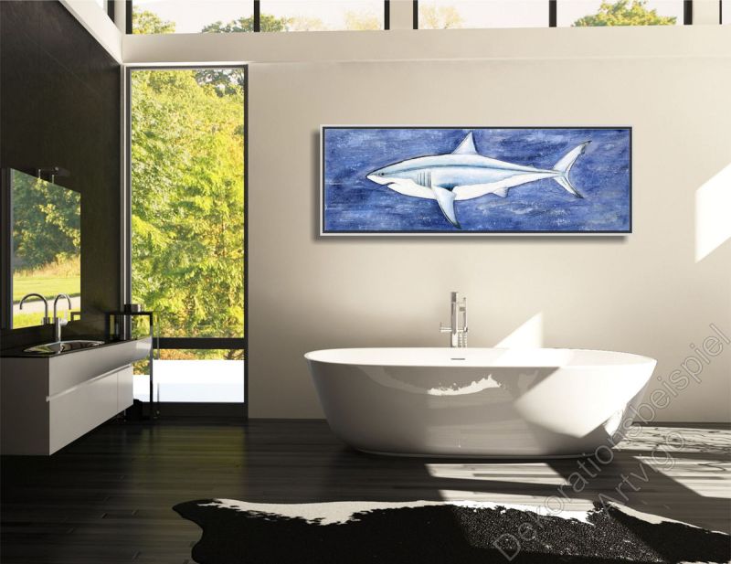 Helles Badezimmer. Über der Badewanne hängt ein Kunstwerk von einem Haifisch