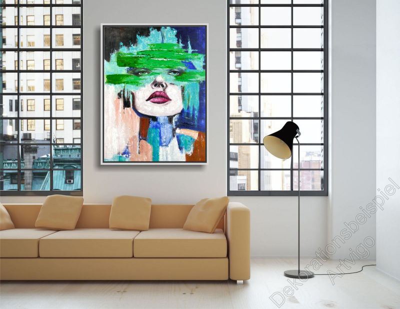 Modernes Wohnzimmer mit hellen Wänden. Als Dekoration ein gemaltes Gesicht