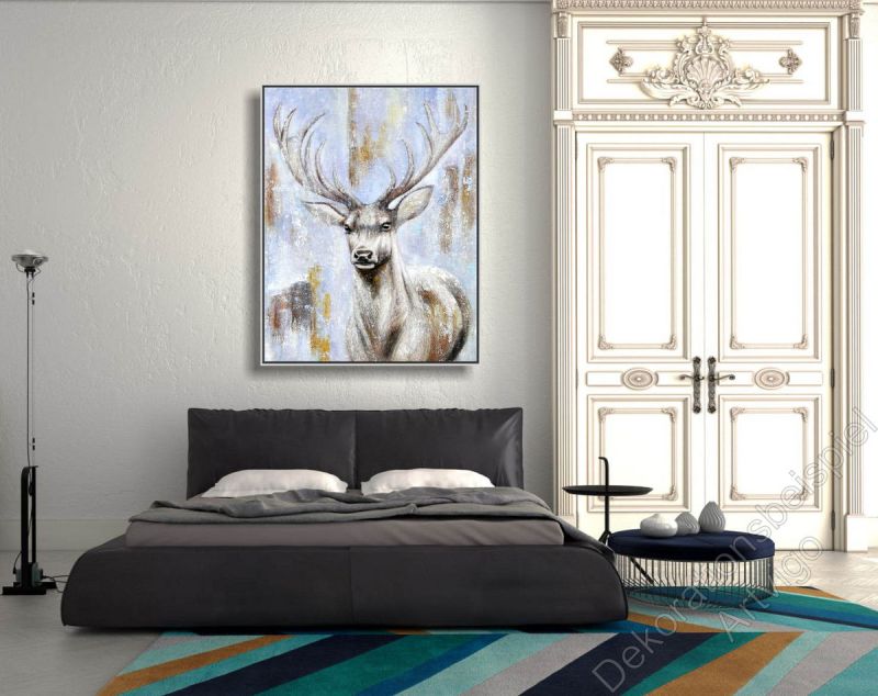 Altbau Schlafzimmer. An der Wand hängt ein Hirsch mit Geweih, modern gemalt.