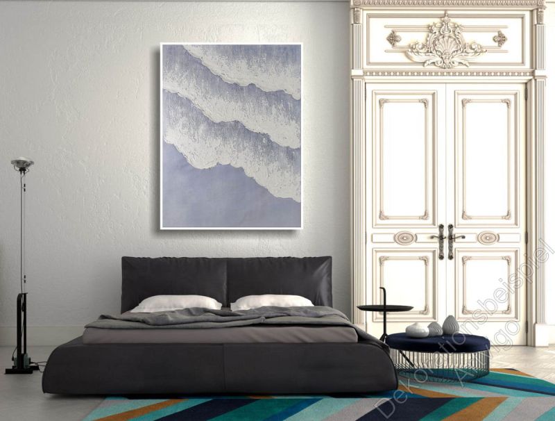 Schlafzimmer mit heller Wand. Als Dekoration ein Bild vom Meer im Schattenfugenrahmen