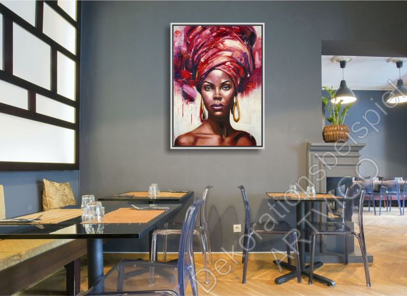 Restaurant mit einem abstrakten, bunt gemalten Wandbild. Afrikanerin im Bilderrahmen.