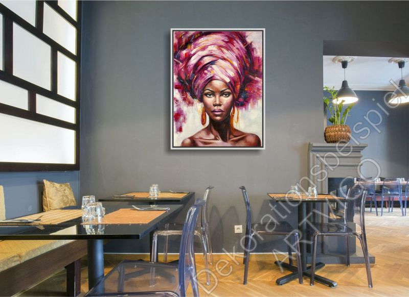 Restaurant mit einem abstrakten, bunt gemalten Wandbild. Afrikanerin im Bilderrahmen.