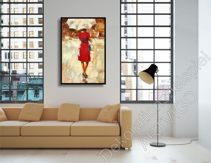 Helles Loft mit einer hellen Wand. Dekorationsbeispiel ein eingerahmtes Bild Frau mit rotem Kleid und Schirm