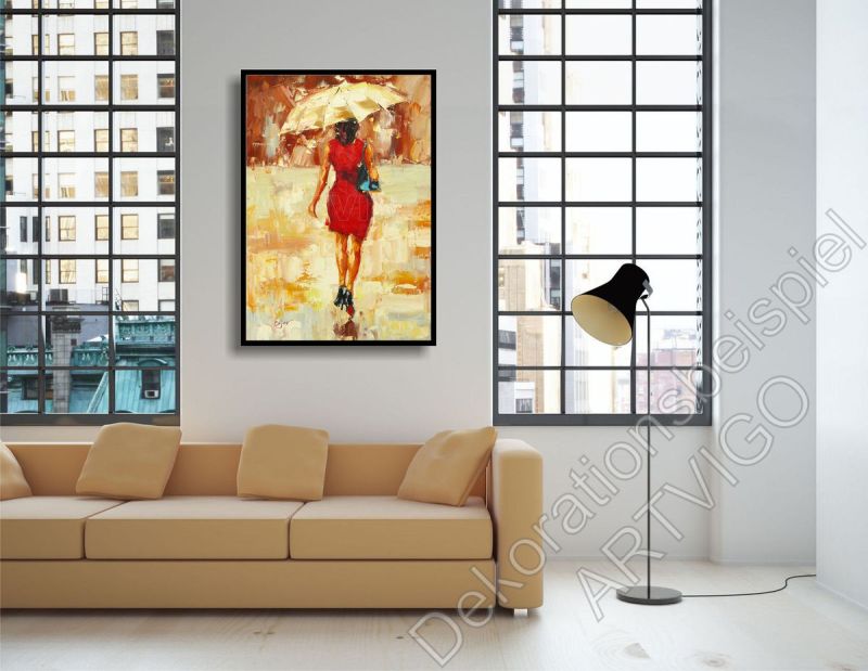 Helles Loft mit einer hellen Wand. Dekorationsbeispiel ein eingerahmtes Bild Frau mit rotem Kleid und Schirm