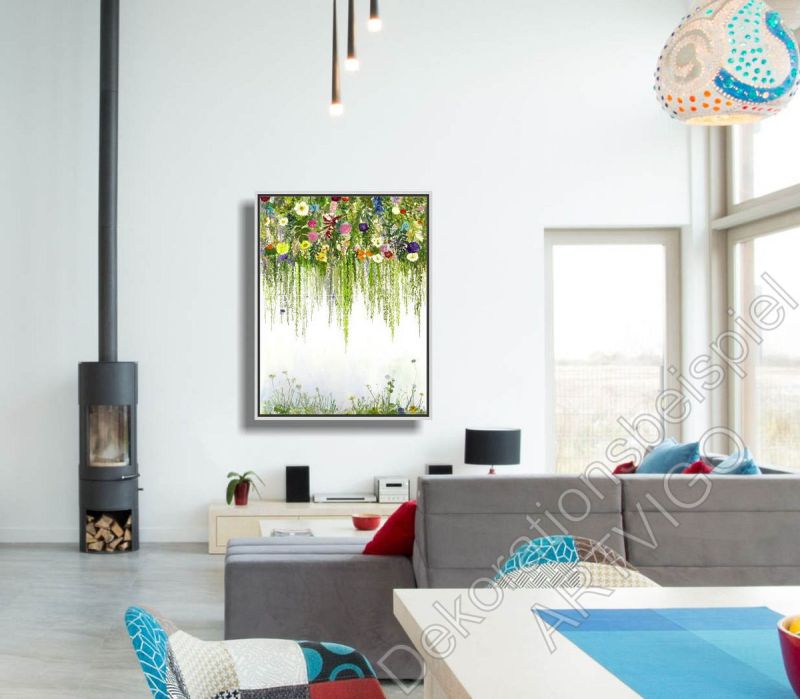 Wohnzimmer mit einem detailreichen, fröhlichen Wandbild mit Blumenranken im Schattenfugen Rahmen